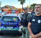 Policial Civil e Militar juntos ao lado de viatura da PMPE.