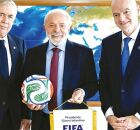 Encontro entre Carlo Ancelotti, Lula e Infantino em Brasil&iacute;a.