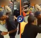 Momento em que PM aposentado tem arma roubada dentro de loja de conveni&ecirc;ncia no Recife.