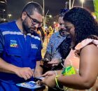 Policial utilizando o alerta celular. 