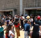 Alunos em frente de universidade.