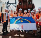 Governadora Raquel Lyra ao lado ministro Silvio Costa Filho, em Suape, com bandeira de Pernambuco.