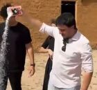 Renan Santos joga sal grosso em frente a casa onde Lula cresceu.