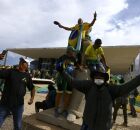 Pessoas com roupa do Brasil nos atos do 8 de janeiro.