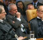 Lula &eacute; fotografado entre Dias Toffoli e Gilmar Mendes na cerim&ocirc;nia de posse da presidente do STF C&aacute;rmen L&uacute;cia