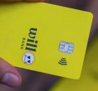 Pessoa com cart&atilde;o do Will Bank, fintech liquidada pelo Banco Central.