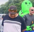 Policiais fantasiados de alien prendem suspeito de furtar celulares no bloco de Ivete Sangalo.