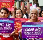 Professores do Recife realizam assembleia na frente da Prefeitura durante negocia&ccedil;&atilde;o salarial.