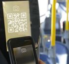 Ilustra&ccedil;&atilde;o de pagamento por pix em &ocirc;nibus.