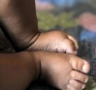 Imagem ilustrativa de p&eacute;s de beb&ecirc;.