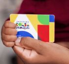 Pessoa com cart&atilde;o do Bolsa Fam&iacute;lia.