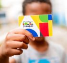 Crian&ccedil;a com cart&atilde;o do Bolsa Fam&iacute;lia.