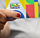 Mulher segurando cart&atilde;o do Bolsa Fam&iacute;lia.