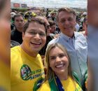 Clarissa e J&uacute;nior T&eacute;rcio ao lado de Jair Bolsonaro em protesto.