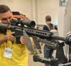 Fl&aacute;vio Bolsonaro segurando arma.