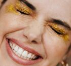 Glitter, maquiagem e calor: como evitar acne e irrita&ccedil;&otilde;es na pele durante o Carnaval