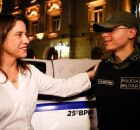 Governadora Raquel Lyra ao lado de policial.