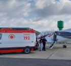 Viatura do SAMU ao lado de avi&atilde;o do servi&ccedil;o aerom&eacute;dico.