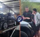 Carro alvejado onde as v&iacute;timas estavam e homem sendo preso pela pol&iacute;cia.