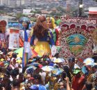 Desfile do Elefante junto com os Bonecos gigantes de Olinda.