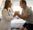 Ilustra&ccedil;&atilde;o da Dra. Tatiana com um paciente.