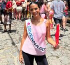 Influenciadora viraliza ao se fantasiar de Raquel Lyra no carnaval.