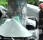 Estado do carro ap&oacute;s atingir poste de ilumina&ccedil;&atilde;o &agrave;s margens da BR-101 Norte, no KM 61.