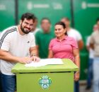 Professora Elcione e secret&aacute;rio C&eacute;sar assinam OS para obras nas unidades de sa&uacute;de de Cuieiras e Beira Mar I