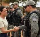 Governadora de Pernambuco, Raquel Lyra, com policiais militares.