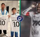 Neymar presenteia Messi e seus filhos com camisa do Santos.