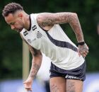 Neymar treinando com bola.