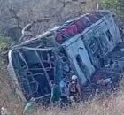 &Ocirc;nibus com grupo de romeiros capota em Alagoas e deixa 15 mortos; 3 crian&ccedil;as est&atilde;o entre as v&iacute;timas