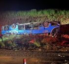 &Ocirc;nibus que capotou na BR-153 e deixou seis mortos e 46 feridos.
