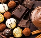 Diversos tipos de chocolate: amargo, ao leite e branco, destacando suas diferen&ccedil;as visuais e nutricionais.