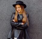 Casacos amplos, tecidos encorpados e cores intensas aparecem entre as principais apostas da moda outono/inverno 2026.