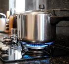 A panela de press&atilde;o el&eacute;trica ganha espa&ccedil;o nas casas brasileiras ao oferecer mais seguran&ccedil;a, praticidade e economia. 