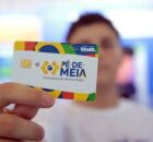 Pessoa segurando cart&atilde;o do P&eacute;-de-Meia.