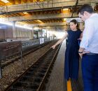 Raquel Lyra ao lado de ministro durante visita ao metr&ocirc; do Recife. 