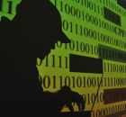 Homem utilizando notebook.