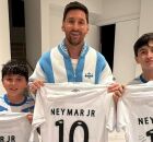 Lionel Messi e filhos com camisa do Santos.