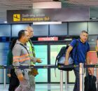 Passageiros desembarcando no Recife.