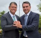 Flavio Bolsonaro e Tarsicio de Freitas juntos.