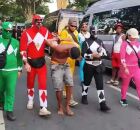 Policiais fantasiados prendem criminoso em bloco de carnaval.