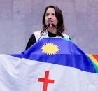 Raquel Lyra com a bandeira de Pernambuco.