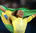 Rebeca Andrade &eacute; escolhida para carregar a bandeira ol&iacute;mpica na abertura dos Jogos de Inverno