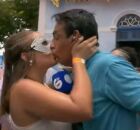 Rep&oacute;rter &eacute; surpreendido com beijo na boca durante Carnaval de Olinda.