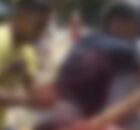 Momento em que uma das v&iacute;timas &eacute; levada, por populares, para unidade de sa&uacute;de.