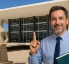 Ilustra&ccedil;&atilde;o de um professor na frente do STF