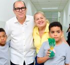 Prefeito Mano Medeiros junto a primeira-dama, Andreia Medeiros na a&ccedil;&atilde;o de p&aacute;scoa 