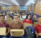 Alunos recebem macbook na FMO. 